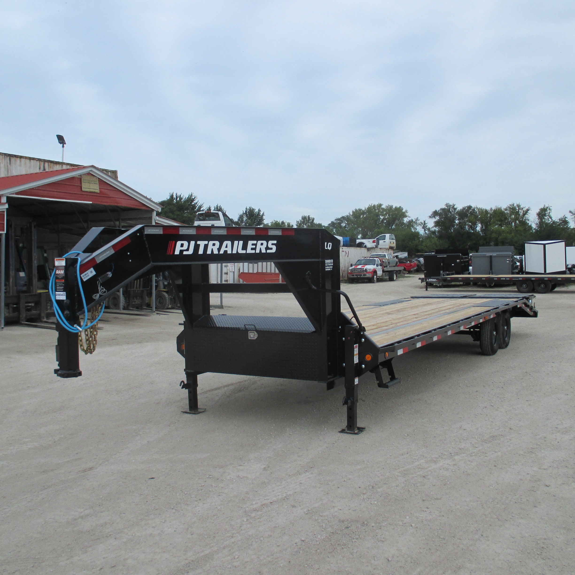 2027 PJ Trailer 102x30 LQ Gooseneck LQS3072BSWK