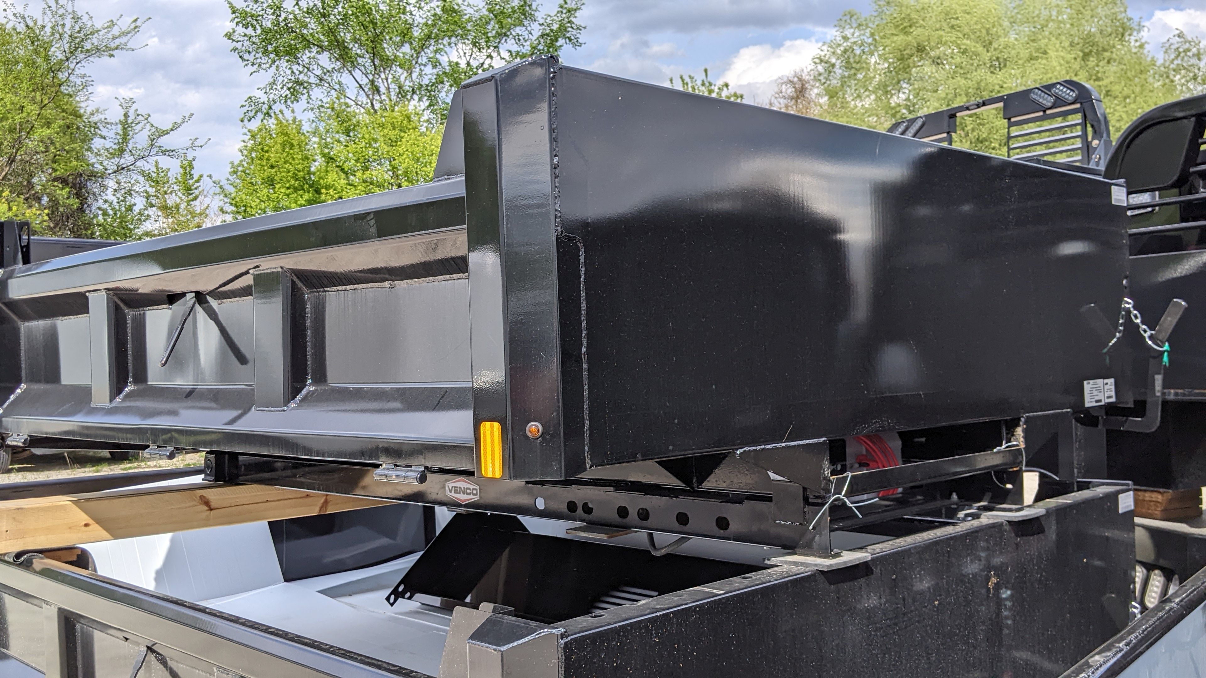 New CM 9 x 97 DP Flatbed Truck Bed
